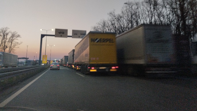 Kamioni satima na granici